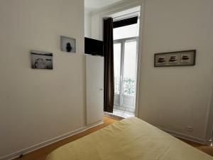 - une chambre avec un lit et une fenêtre dans l'établissement Appartement Les Sables-d'Olonne, 2 pièces, 4 personnes - FR-1-197-536, à Les Sables-dʼOlonne
