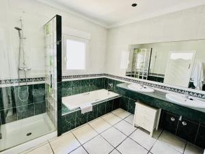 Koupelna v ubytování Casa de vacaciones con piscina privada, aire acondicionado, WiFi y aparcamiento en Javea - ES-160-12