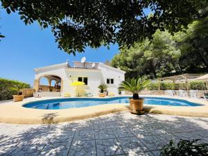 Bazén v ubytování Casa de vacaciones con piscina privada, aire acondicionado, WiFi y aparcamiento en Javea - ES-160-12 nebo v jeho okolí