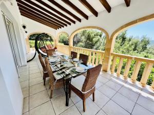 Balkón nebo terasa v ubytování Casa de vacaciones con piscina privada, aire acondicionado, WiFi y aparcamiento en Javea - ES-160-12