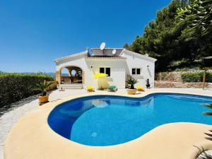 Bazén v ubytování Casa de vacaciones con piscina privada, aire acondicionado, WiFi y aparcamiento en Javea - ES-160-12 nebo v jeho okolí