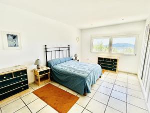 Postel nebo postele na pokoji v ubytování Casa de vacaciones con piscina privada, aire acondicionado, WiFi y aparcamiento en Javea - ES-160-12