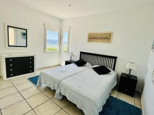 Postel nebo postele na pokoji v ubytování Casa de vacaciones con piscina privada, aire acondicionado, WiFi y aparcamiento en Javea - ES-160-12 + 12 fotografií
