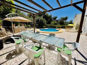 Bazén v ubytování Casa de vacaciones con piscina privada, aire acondicionado, WiFi y aparcamiento en Javea - ES-160-12 nebo v jeho okolí