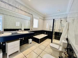 Koupelna v ubytování Casa de vacaciones con piscina privada, aire acondicionado, WiFi y aparcamiento en Javea - ES-160-12