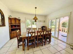 Kuchyň nebo kuchyňský kout v ubytování Casa de vacaciones con piscina privada, aire acondicionado, WiFi y aparcamiento en Javea - ES-160-12