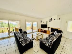 TV a/nebo společenská místnost v ubytování Casa de vacaciones con piscina privada, aire acondicionado, WiFi y aparcamiento en Javea - ES-160-12