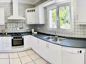 Kuchyň nebo kuchyňský kout v ubytování Casa de vacaciones con piscina privada, aire acondicionado, WiFi y aparcamiento en Javea - ES-160-12