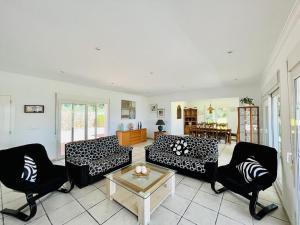 Posezení v ubytování Casa de vacaciones con piscina privada, aire acondicionado, WiFi y aparcamiento en Javea - ES-160-12
