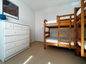 Un ou plusieurs lits superposés dans un hébergement de l'établissement Appartement Ciboure, 3 pièces, 6 personnes - FR-1-239-754