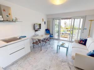 Kuchyňa alebo kuchynka v ubytovaní Agréable 2 pièces rénové avec balcon exposé sud - FR-1-196-302