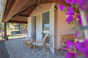 A balcony or terrace at Villetta Azzurra, un incanto vista mare Még 11 kép