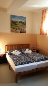 ein Bett mit zwei Kissen darauf in einem Schlafzimmer in der Unterkunft Gästehaus Grüner Baum in Sankt Martin