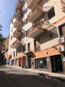 un edificio con balconi sul lato di una strada di Abba43 apartment a Cagliari