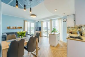 kuchnia i jadalnia ze stołem i krzesłami w obiekcie Apartament Doro w Kołobrzegu +27 zdjęć