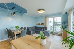 salon ze stołem i kanapą w obiekcie Apartament Doro w Kołobrzegu