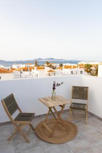 un tavolo e due sedie seduti su un tetto di Tita Suite a Corralejo