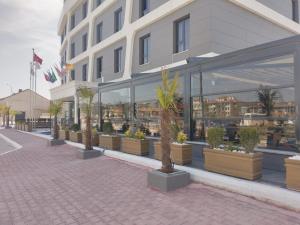 Kahra Otel في أماصيا: مبنى به مجموعة من النباتات الفخارية خارجه