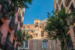 een groot bakstenen gebouw in het midden van twee gebouwen bij Cosy Apartment Malasaña in Madrid