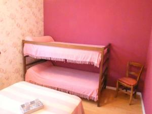 a small room with two bunk beds and a chair at Appartement Saint-Lary-Soulan, 2 pièces, 6 personnes - FR-1-457-149 in Saint-Lary-Soulan