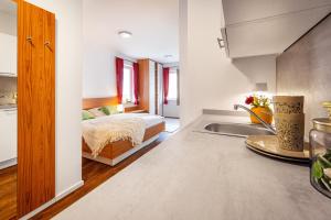 a kitchen with a sink and a bed in a room at Zum Brandenburger Tor in Damme