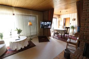 a living room with a table and a tv in it at Ferienhaus Wedemann 