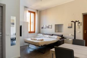 A bed or beds in a room at Newly Renovated Loft near Centrale