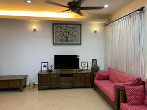 Televisyen dan/atau pusat hiburan di Rumah Armand Masjid Tanah Melaka 4BR Fully Aircond