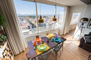 een tafel in een woonkamer met een groot raam bij Charming Downtown in Alicante