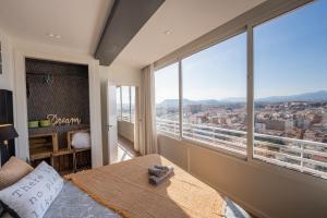 een kamer met een groot raam met uitzicht op de stad bij Charming Downtown in Alicante