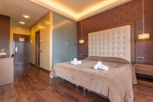 a bedroom with a bed with two towels on it at Fuente del Miro in Valderrobres