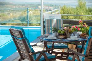 einen Tisch mit Speisen und Obst auf dem Balkon in der Unterkunft Aloni Villas Sea View in Katouna