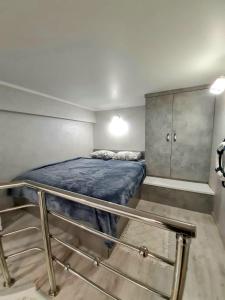 ソチにあるMarina Park апартаменты у моряのベッドルーム1室(ベッド1台、キャビネット付)