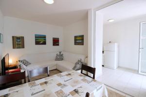 Posezení v ubytování LUCA Ap4, APARTMENT IN FRONT OF THE BEACH