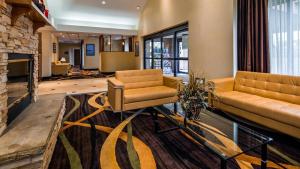 Best Western Galleria Inn & Suites tesisinde bir oturma alanı