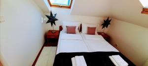 a small bedroom with two beds with stars on the wall at Apartman President in Vrnjačka Banja