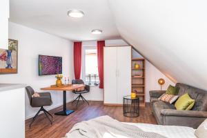 a living room with a couch and a table at Zum Brandenburger Tor in Damme