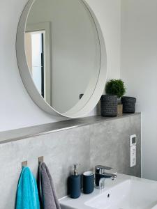 a bathroom with a sink and a mirror at OD Ferienwohnung in Bad Salzuflen