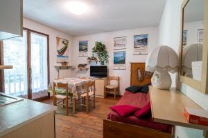 cocina con sala de estar con mesa y comedor en 037 - Casa Neve e Natura 200 metri impianti sciistici en Borgata Sestriere