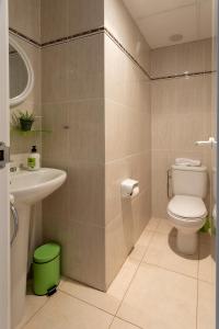a bathroom with a toilet and a sink at Las Dunas, bajo, 2 dormitorios, 25m del mar, by Bookindenia in Denia
