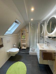 Koupelna v ubytování Hotel Garni Maaß + 37 fotografií