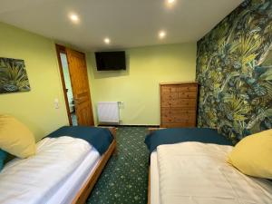 Postel nebo postele na pokoji v ubytování Hotel Garni Maaß