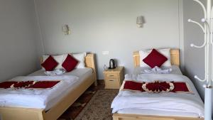 Katil atau katil-katil dalam bilik di Hotel Pristine Himalaya