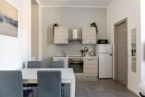 A kitchen or kitchenette at Newly Renovated Loft near Centrale