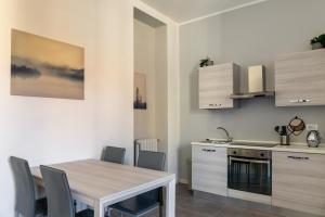 A kitchen or kitchenette at Newly Renovated Loft near Centrale Még 7 kép