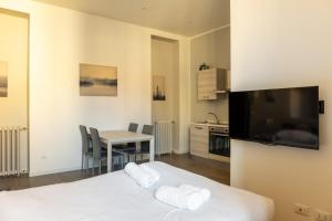 A television and/or entertainment centre at Newly Renovated Loft near Centrale