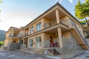 una casa con balcones a un lado en Casas Rurales & SPA VegaSierra en Bogarra
