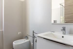 A bathroom at Newly Renovated Loft near Centrale