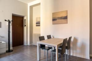 A seating area at Newly Renovated Loft near Centrale