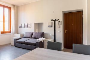 A seating area at Newly Renovated Loft near Centrale